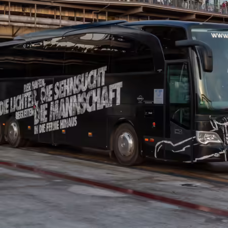 Flug statt Zug: St. Pauli steht in der Kritik